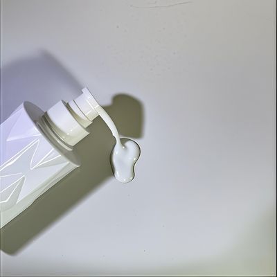 Pres pompası ve özel logo ile cam şeklinde PET kozmetik şişe 5000pcs MOQ 15-35 Gün teslimat