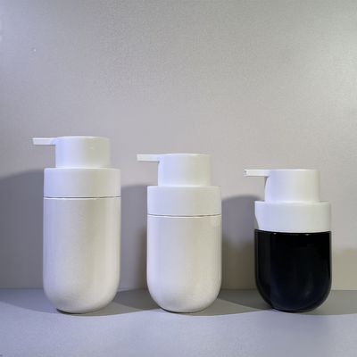 Güzellik ambalajı için baskı pompası ve özel renkli ipek ekran baskıları ile yağlı yuvarlak PET kozmetik şişe