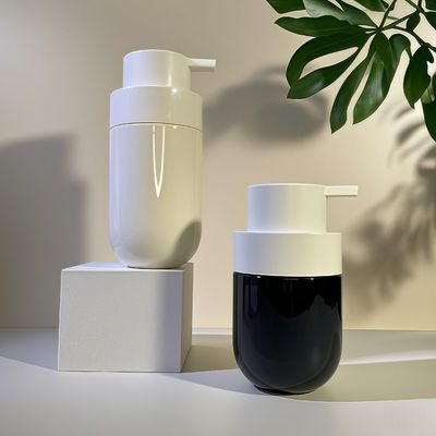 Güzellik ambalajı için baskı pompası ve özel renkli ipek ekran baskıları ile yağlı yuvarlak PET kozmetik şişe