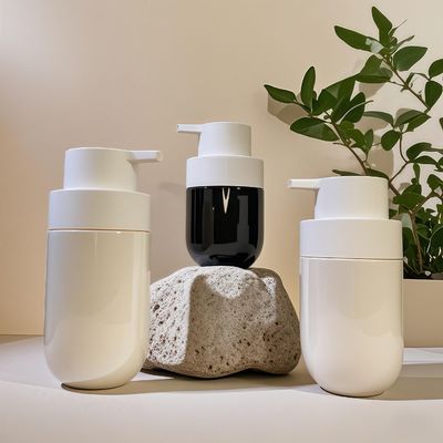 Güzellik ambalajı için baskı pompası ve özel renkli ipek ekran baskıları ile yağlı yuvarlak PET kozmetik şişe