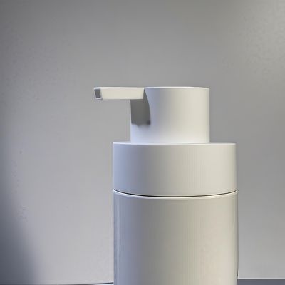 Güzellik ambalajı için baskı pompası ve özel renkli ipek ekran baskıları ile yağlı yuvarlak PET kozmetik şişe