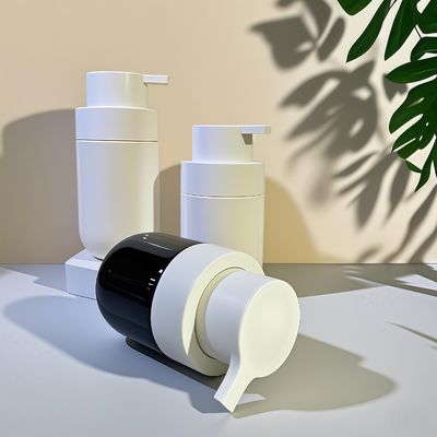 Güzellik ambalajı için baskı pompası ve özel renkli ipek ekran baskıları ile yağlı yuvarlak PET kozmetik şişe