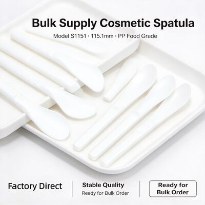 Food grade PP cosmetic spatula S1151, 115.1mm plastic beauty mixing scoop. Smooth curved head for mixing mask powder & applying skincare cream, ideal for beauty salon & home DIY skincare